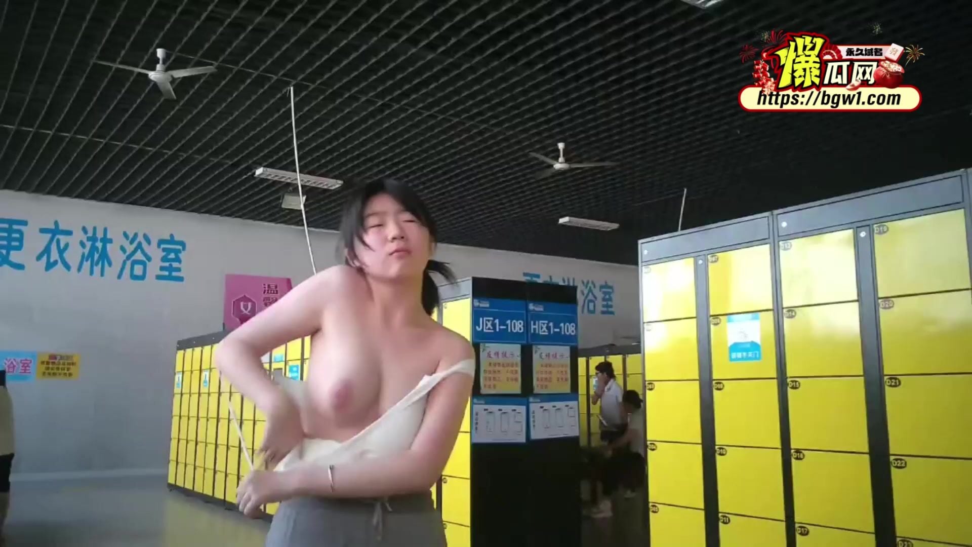 quay lén trong phòng thay đồ Cô gái trẻ ngực khủng